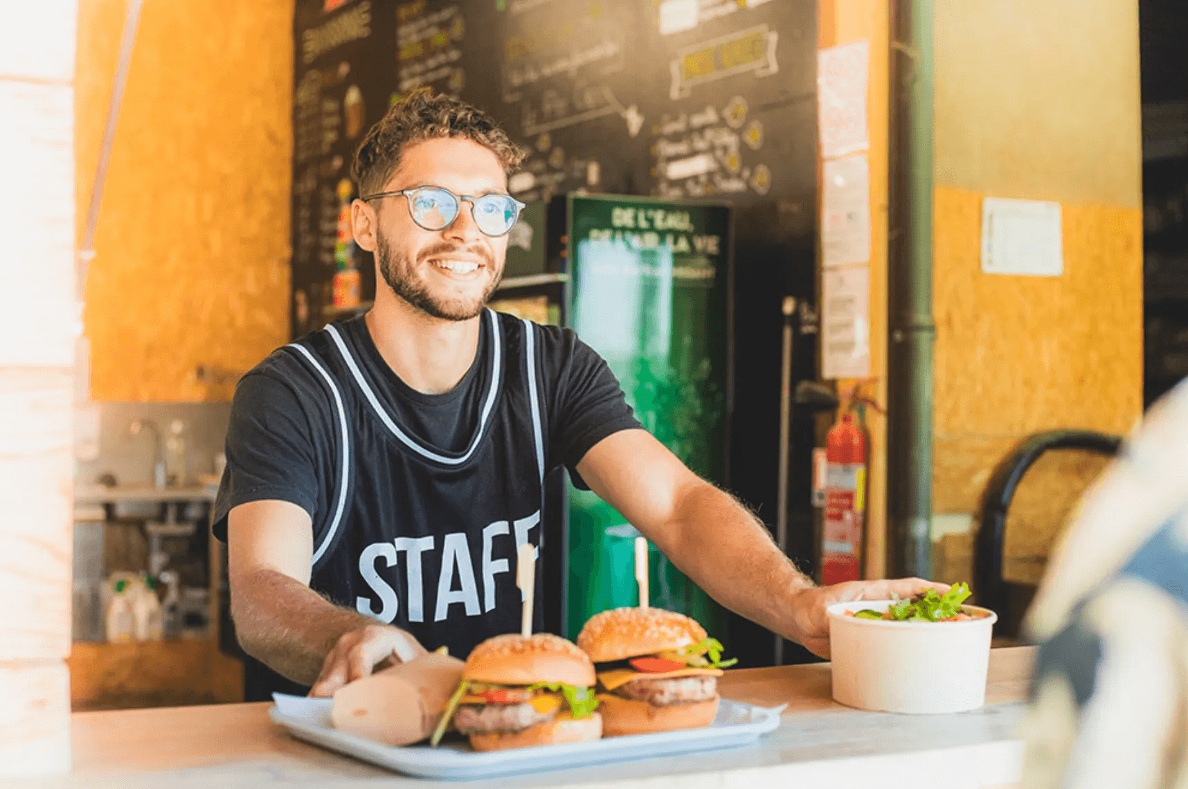 Serveur professionnel dans un restaurant - Recrutement saisonnier Ohmyseason